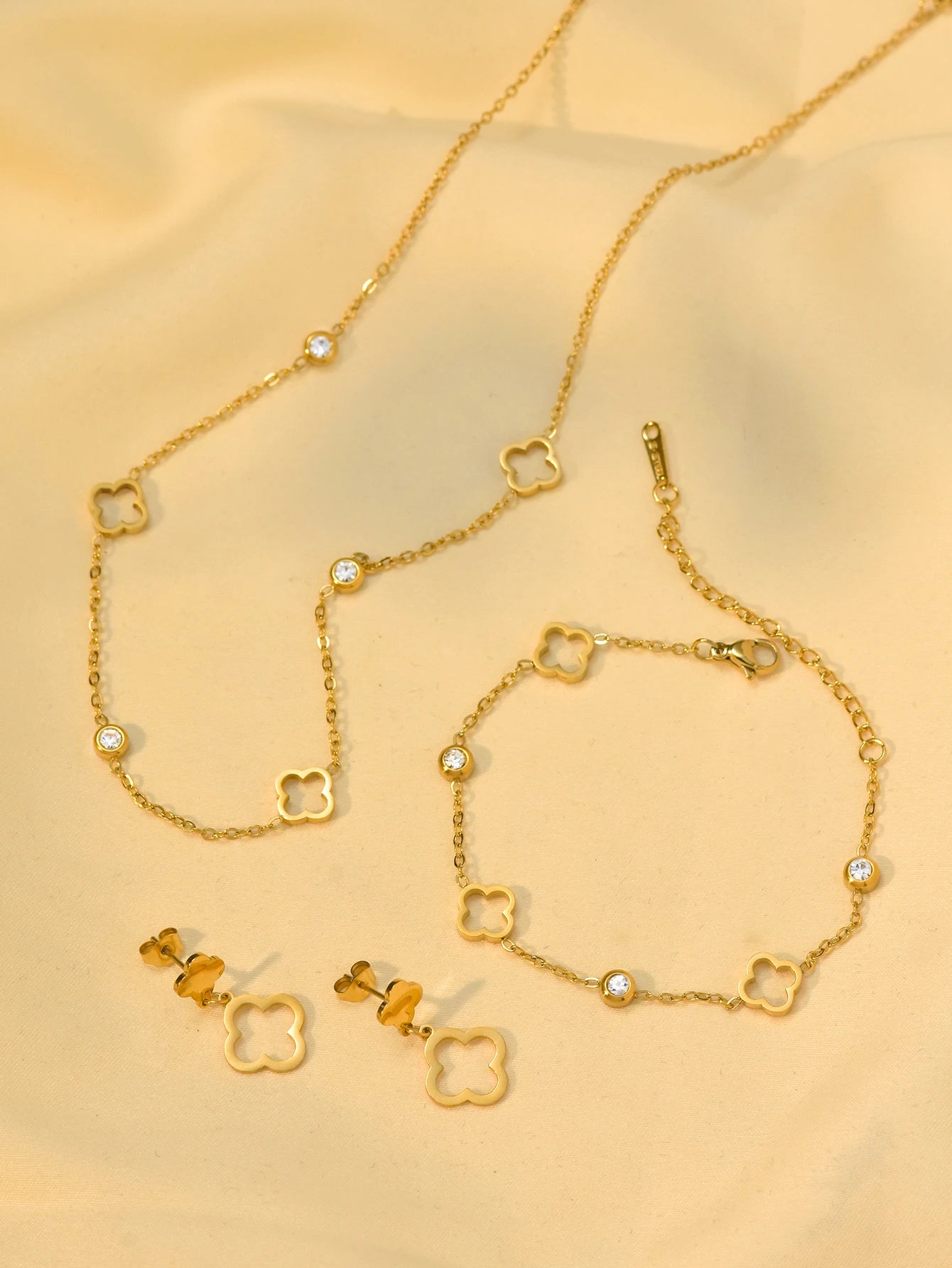 1 Piece /set 18k Gold Plated Stainless Steel Luxury Lucky Hollow Clover Set Zirconia Necklace Bracelet Earring Bangle Set