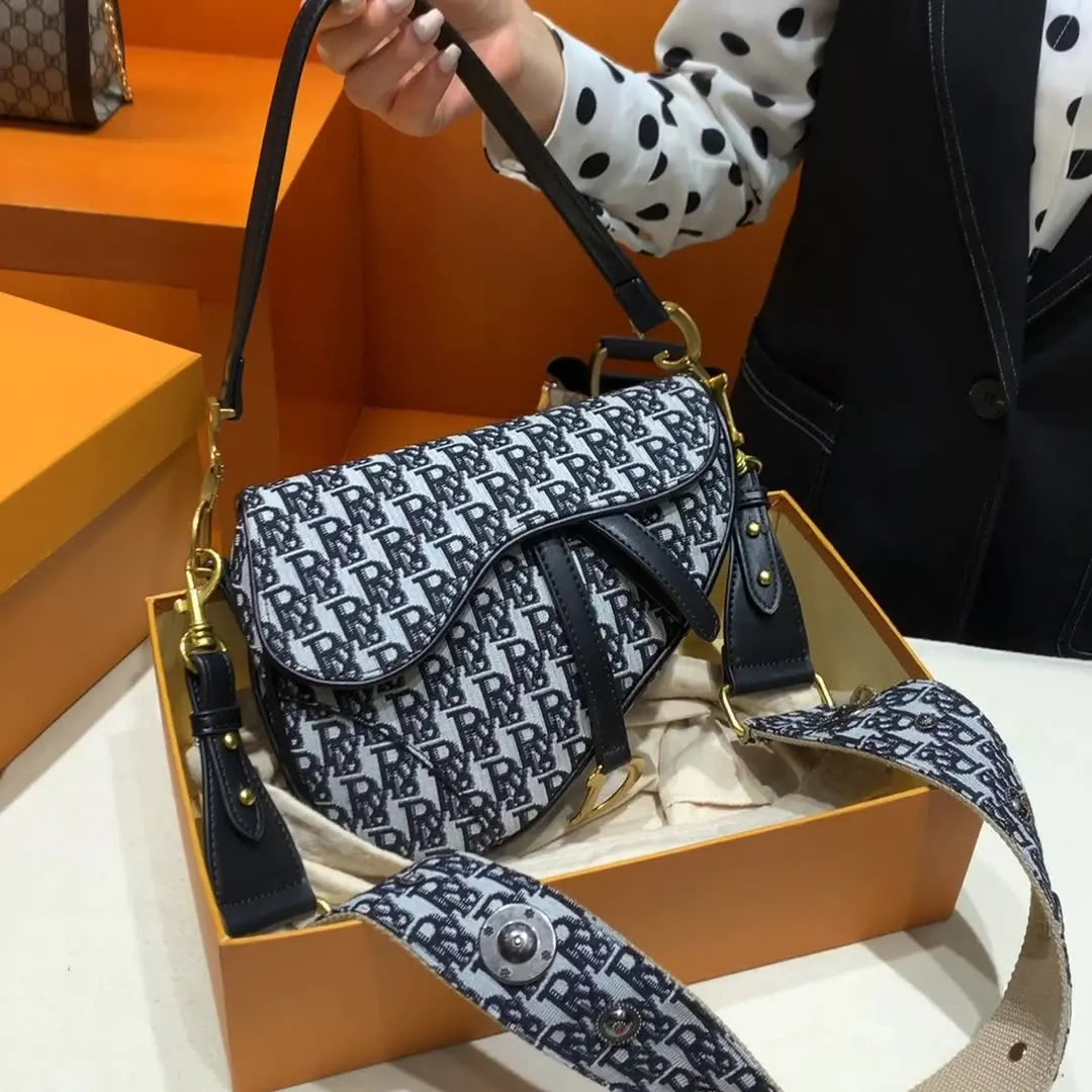 Mode Europa und die Vereinigten Staaten und die Vereinigten Staaten Nieten Schulter Umhängetasche Stickerei Halbkreis Sattel Handtasche