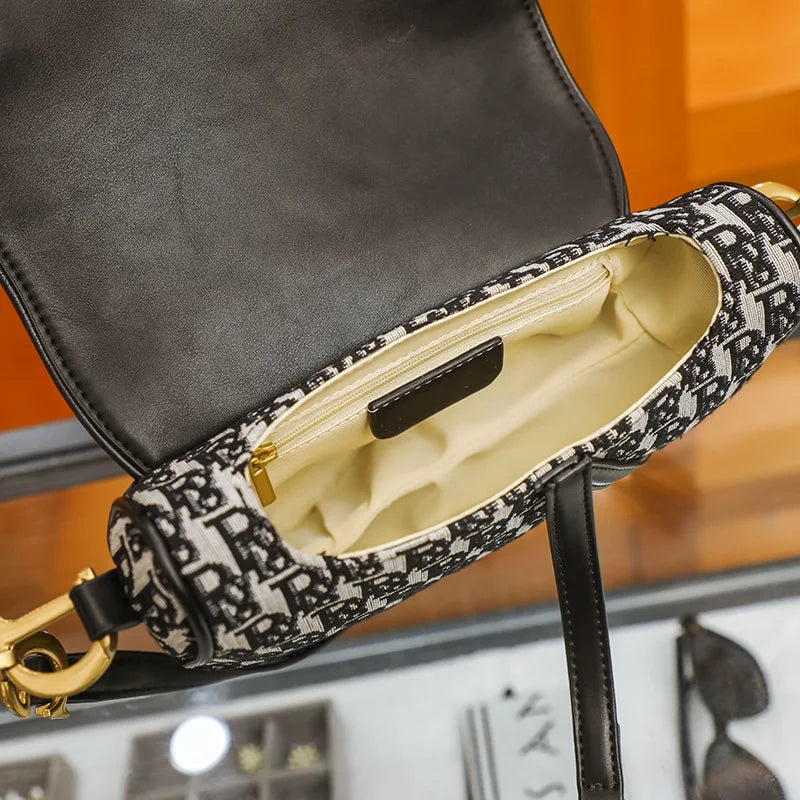 Mode Europa und die Vereinigten Staaten und die Vereinigten Staaten Nieten Schulter Umhängetasche Stickerei Halbkreis Sattel Handtasche