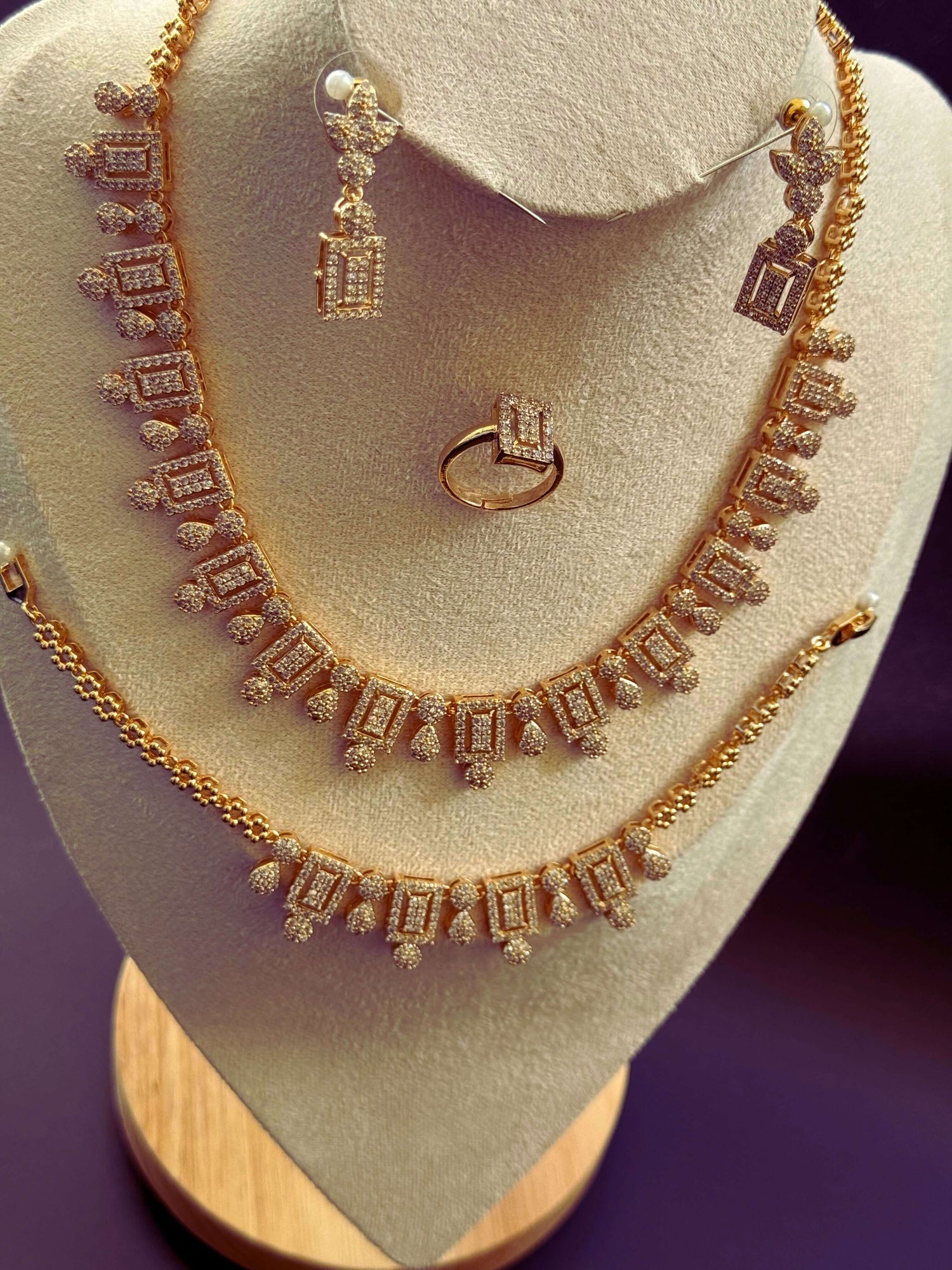 Elegant accessory set plated in 21 karat gold with luxurious zircon stones