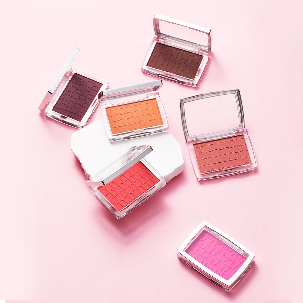 Gesichtsrouge, matt, natürlicher Wangenton, erhellt das Gesicht, rosarot, Gesichtskonturierung, Kosmetik, Rougepuder, weiches Make-up für Frauen