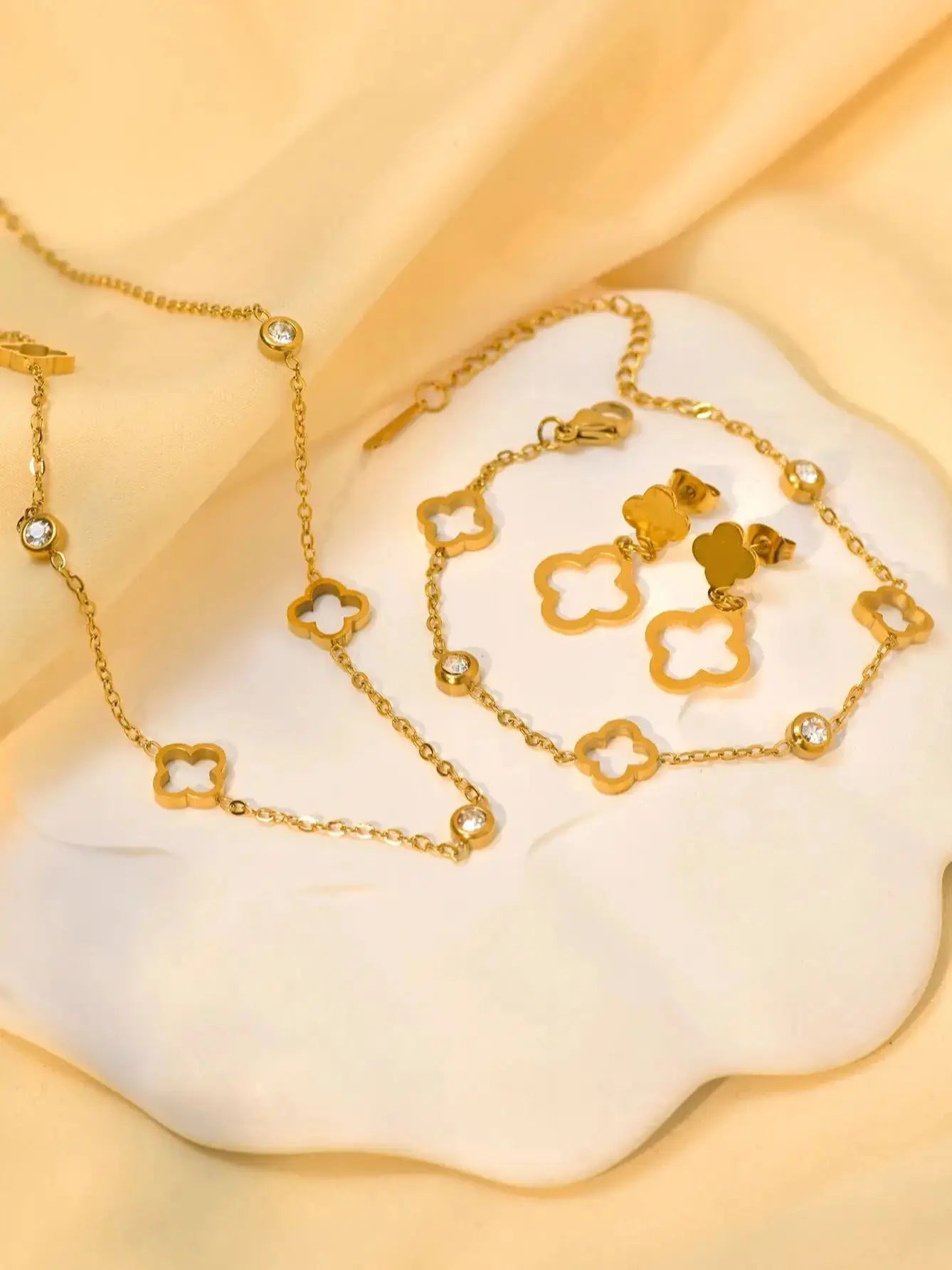 1 Stück/Set 18 Karat vergoldet Edelstahl Luxus Lucky Hollow Clover Set Zirkonia Halskette Armband Ohrring Armreif Set