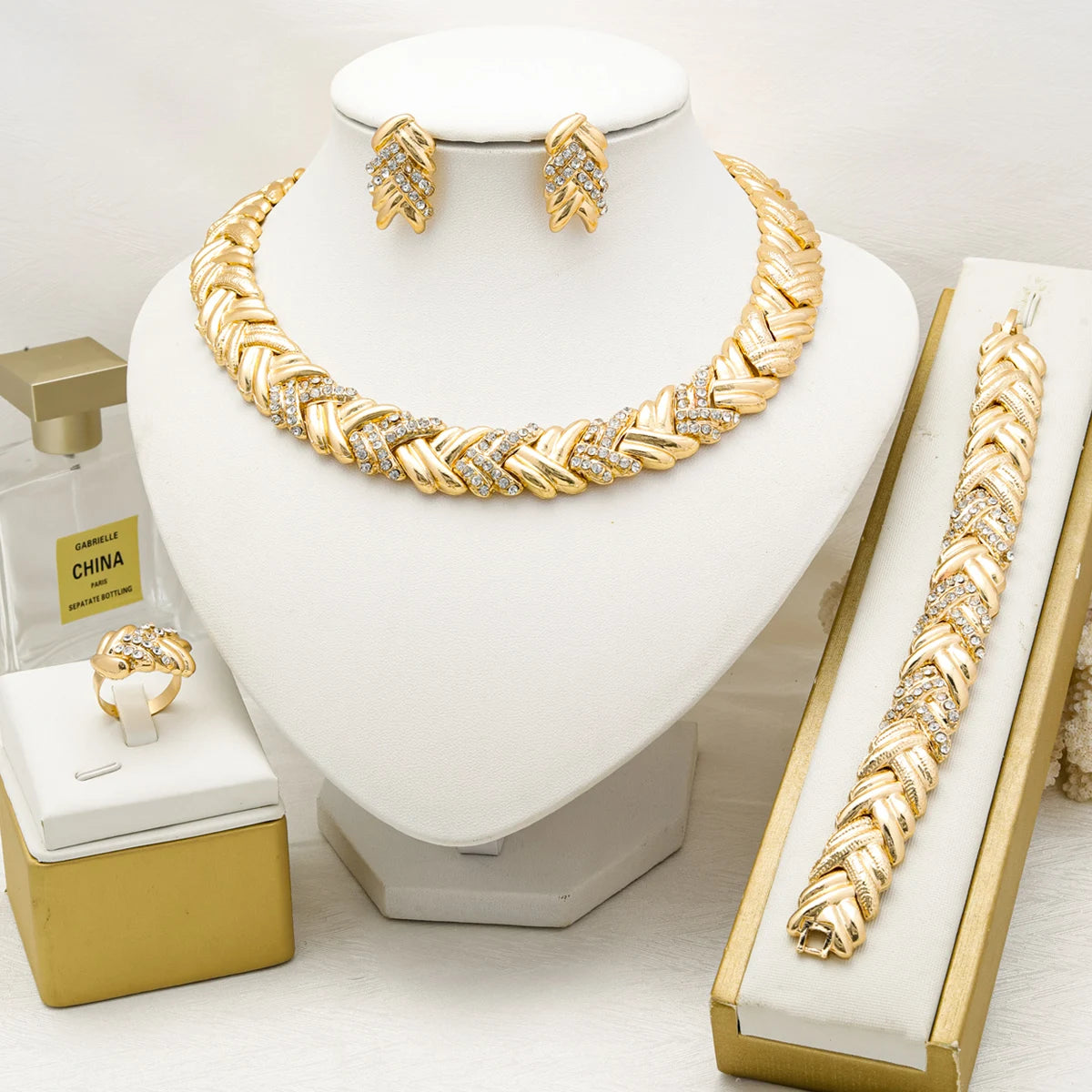Mode 18 Karat vergoldetes Schmuckset Dubai African Choker Halskette Ohrringe Ringe Hochzeit Brautschmuck Sets für Frauen
