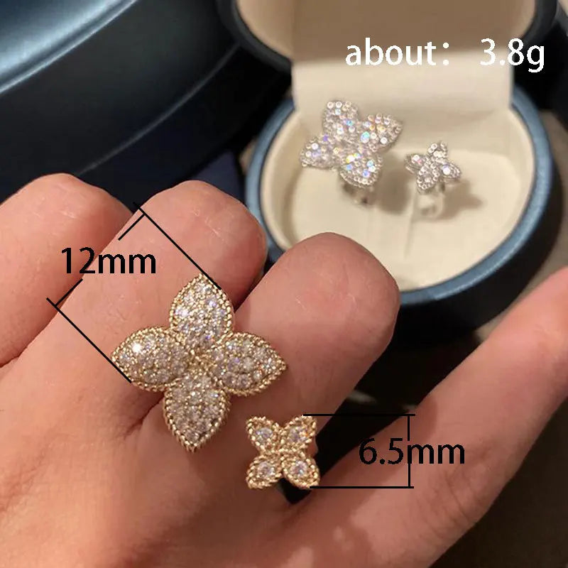 Luxuriöser vergoldeter Ring mit echten Zirkoniasteinen besetzt