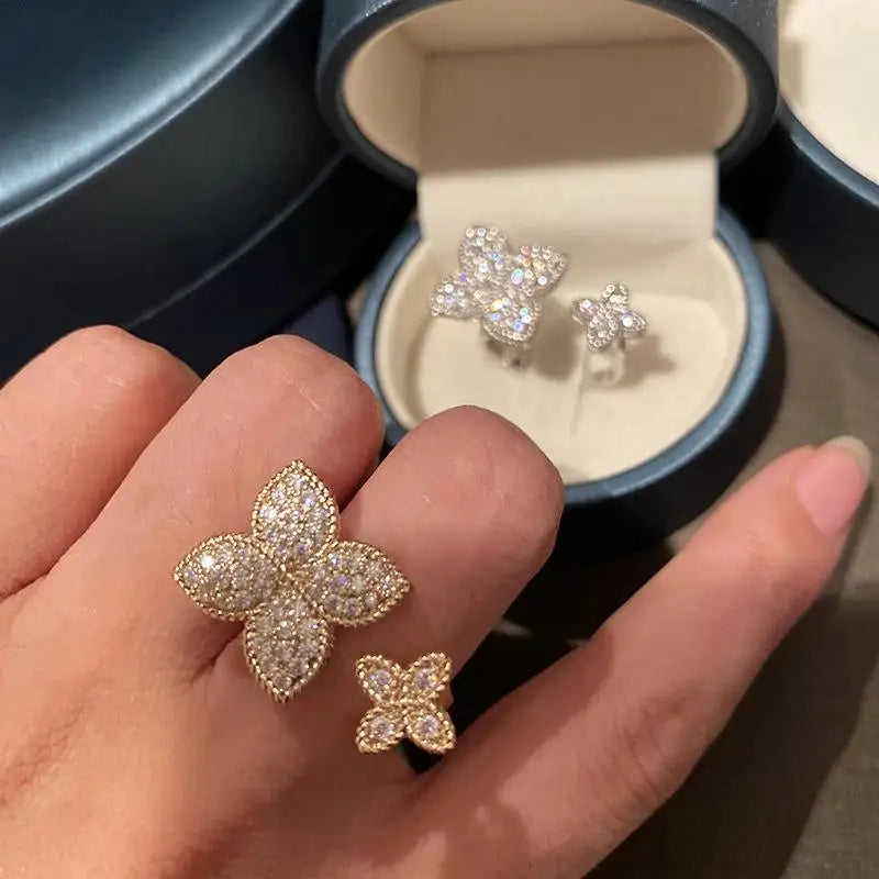 Luxuriöser vergoldeter Ring mit echten Zirkoniasteinen besetzt