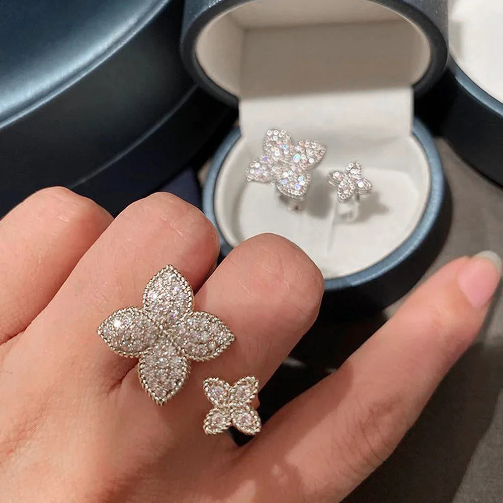 Luxuriöser vergoldeter Ring mit echten Zirkoniasteinen besetzt