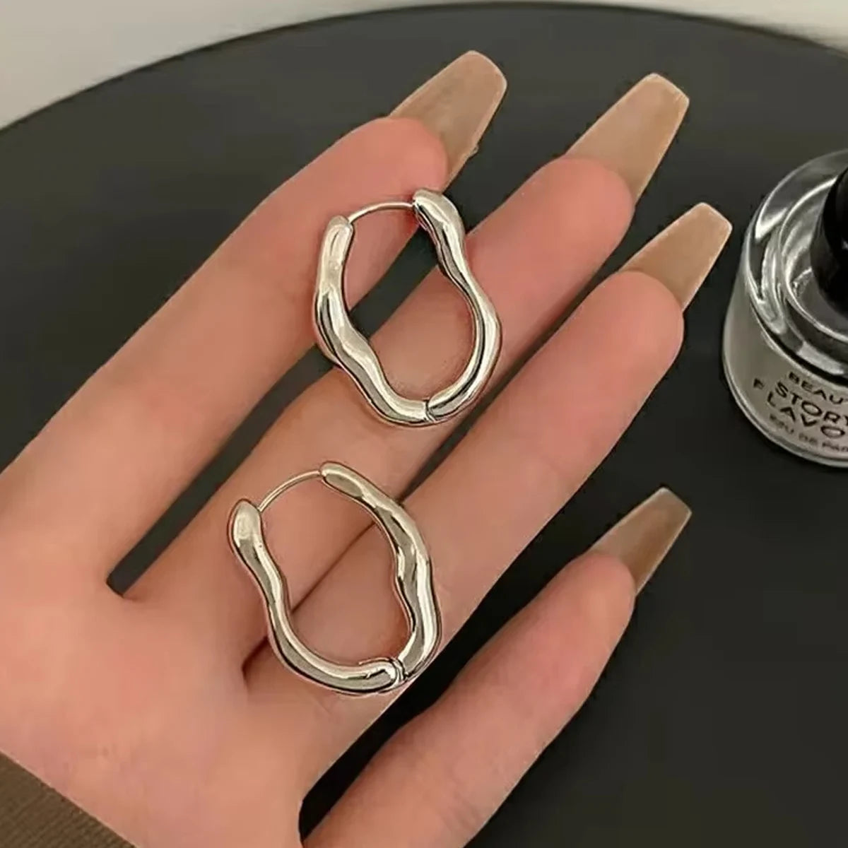 Unregelmäßige geometrische Ohrringe für Damen, neues trendiges und personalisiertes Design, berühmte Ohrringe mit einfachem Temperament